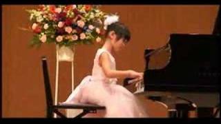 Rinka (5 years) Plays Beethoven ; Sonatine für Klavier F-Dur