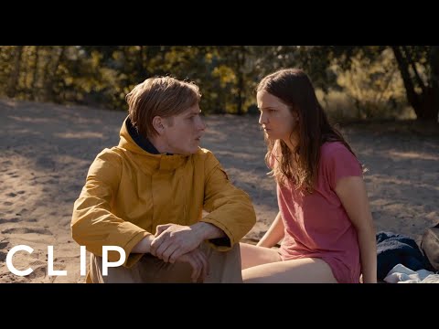 Dark S2E6-Jonas kisses Martha at the lake