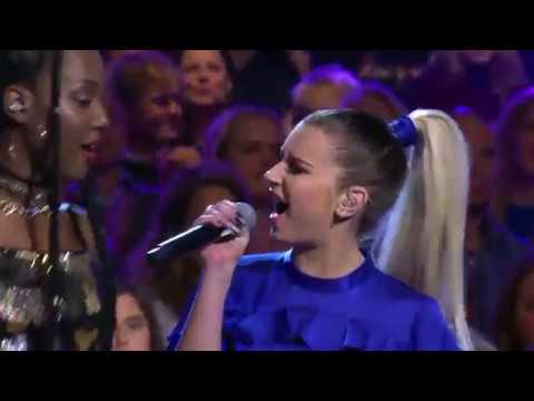 Familjekärt öppningsnummer i Idol 2017 - Idol Sverige (TV4)