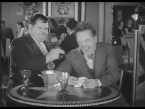 Auch Du wirst Tränen lachen, denn Stan Laurel lacht so ansteckend!