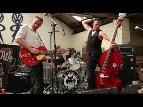 4K - The Atomic Cats - Barnabus Open Barn -  4K SAM 0153 HQ 3840x2160