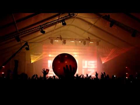 Markus Schulz playing Mr. Pit - Sky Traffic (Live @ Nocturnal Festival 2010)