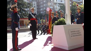 SS.MM. los Reyes y S.A.R. la Infanta Doña Sofía en el solemne de homenaje a la Bandera Nacional y el desfile militar
