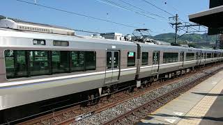 島本駅で回送列車の通過の様子