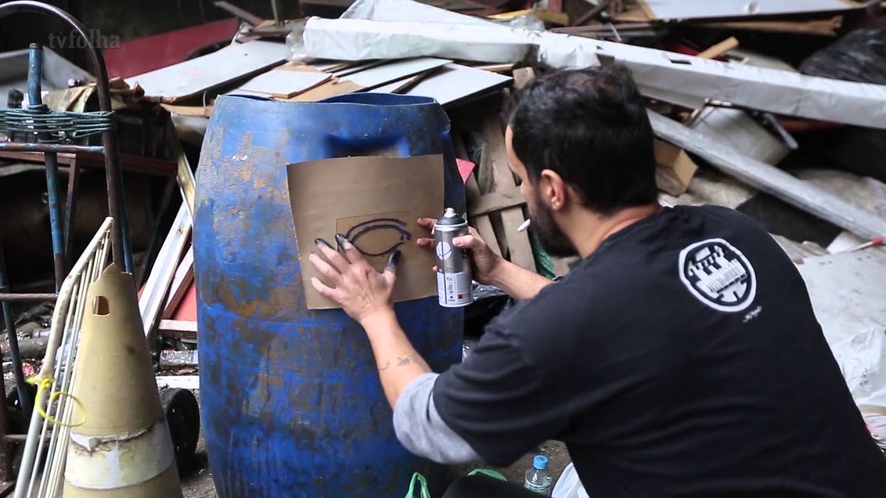 Veja bastidor da instalação artística que retrata 'família de lixo' em SP