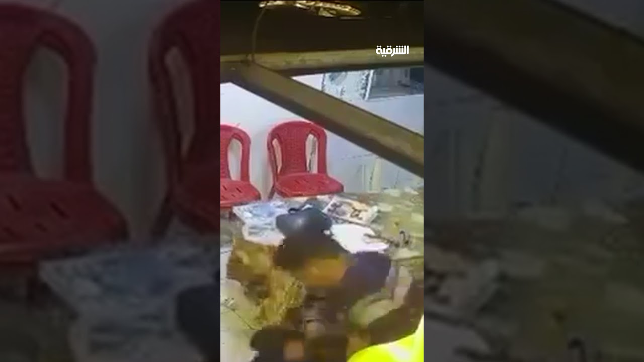 فيديو | أشخاص مسلحون يقتحمون معهدًا خاصًا في النجف ويعتدون على إحدى المعلمات بسبب طرد ابنهم من المكان