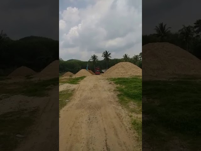 Dugaan Aktivitas Loading Truck Pasir di Cipamubulan Desa Darmasari kecamatan Bayah Kabupaten Lebak