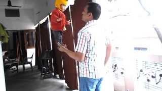 preview picture of video '4 Month old baby Jhilmil Mall standing up perfectly on fathers hand'