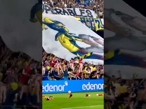 "La hinchada del Canalla lanzó muñecas inflables con la camiseta del eterno rival." Barra: Los Guerreros &bull; Club: Rosario Central &bull; País: Argentina