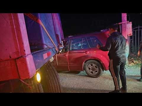 Impactante accidente en San Clemente: mujer sobrevive de milagro tras quedar incrustada bajo camión