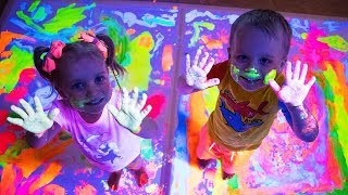 Gaby and Alex painting and learning colors With Paint