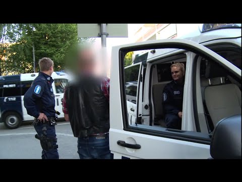 Mies kusee auton renkaaseen - Poliisit Kuopio