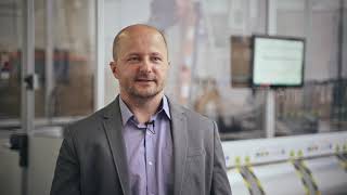 Automated localization and sorting of parcels in motion