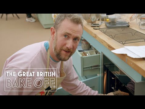 Taskmaster’s Alex Horne brings a snail to Bake Off | The Great Stand Up To Cancer Bake Off