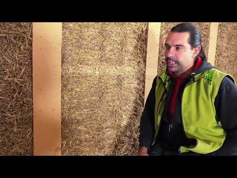 Strohballenhaus am Kaiserbach -  Ein letzter Blick aufs offene Stroh, bevor der Lehmputz kommt