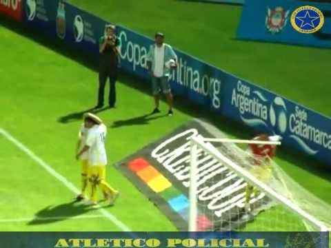 Atl.Policial-Pica Fernandez (cuarto gol ante la gloria)