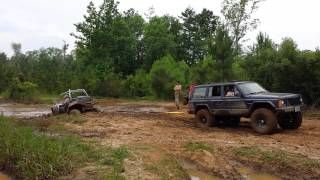 preview picture of video 'Jeep Cherokee Pulling out a Side X Side'