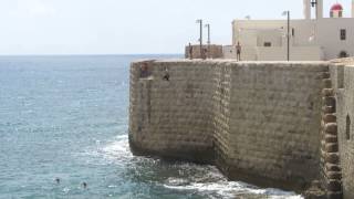 preview picture of video 'Jumping from the city walls of Acre to the Mediterranean Sea'
