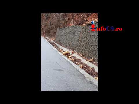 Drum cu apa si bolovani pe DN58B Anina Bozovici in defileul Minisului 18 mart 2018