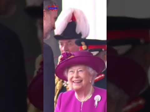 Queen Elizabeth got a hand kiss by Spain King.