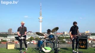 Dinosaur Pile-Up - White T-Shirt and Jeans "Auf den Dächern" tape.tv