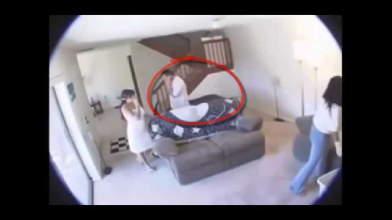 Marito nasconde video camera e registra la moglie con l'amante.