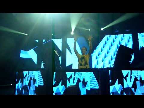Tiësto Edmonton 2009: U2 - Beautiful Day (ID Remix)