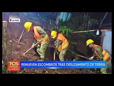 FAES remueve escombros tras deslizamiento de tierra en Santiago Nonualco. TCS