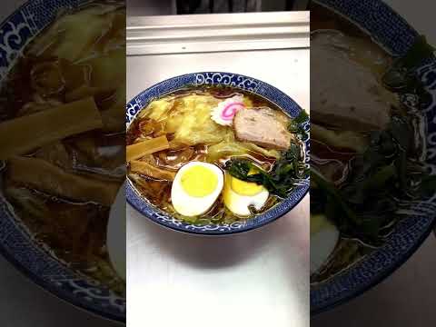¡Una tienda de ramen en el andén de la estación que existe desde hace 50 años! [Ramen Nishiarai]