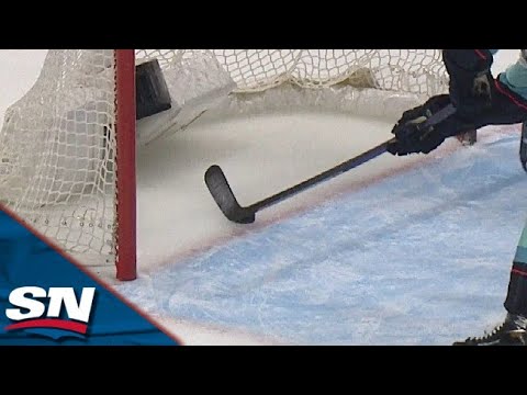 JT Miller, do Canucks, assume a liderança na NHL com um gol que cruza a linha por pouco