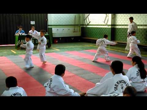 Walter haciendo el Tul de cinturón amarillo