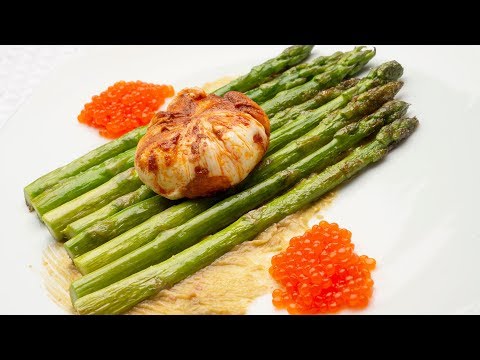 Espárragos verdes con huevo escalfado y huevas de salmón - Karlos Arguiñano