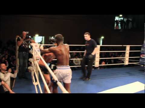 MOMS_Le Triomphe feat MIK Impetto