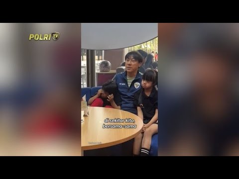 VOA COACH SHIN TAE YONG TEMUI DAN HIBUR ANAK ANAK ''DOWN SYNDROME''