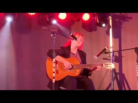 Tarptautinė gitaros  vokalo akademija mokinė Vita Anna Boreiša. Daina "Sauja riešutų".