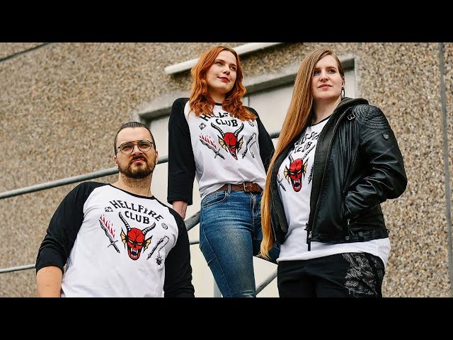Vídeo relacionado con Stranger Things Vintage Hawkins High Hellfire Camiseta, Hombre, Negro, S