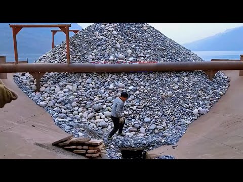 Self-unloading ship pebbles unloading