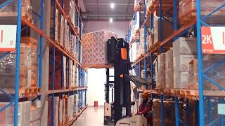 Jak roboty działają w inteligentnym magazynie w Wuhan w Chinach