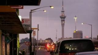 preview picture of video 'Balmoral 611 Responds into Auckland City, Dominion Rd, 13 Feb 09'