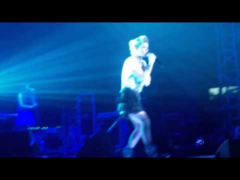 Emma Marrone @ Eboli - Ti capita mai - Acqua e ghiaccio - Presentazione band