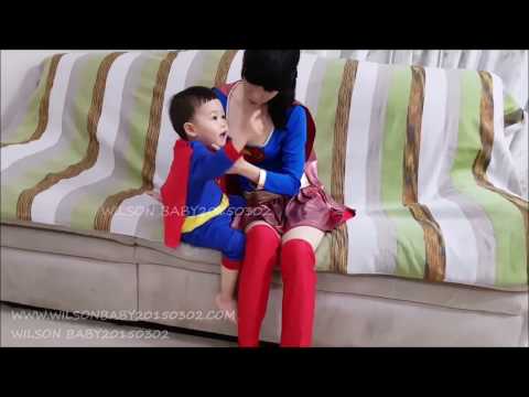 SUPERGIRL MOMMY   SUPERMAN BABY BREASTFEEDING   POINTS OUT SOMETHING 母乳 