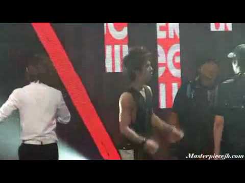 {OnHyun} 100807 SHINee Jonghyun helping out Onew (Fancam)