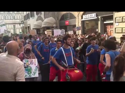 Sciopero del clima a Firenze: gli slogan e gli striscioni dei 20mila