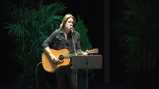 Keith Urban pays tribute to Vegas victims