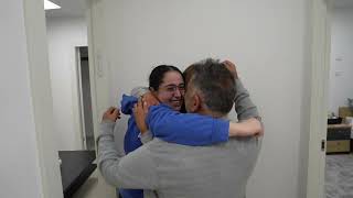 לירי אלבג ברגע המפגש עם הוריה (עדכוני משרד ראש הממשלה) - התמונה מוצגת ישירות מתוך אתר האינטרנט יוטיוב. זכויות היוצרים בתמונה שייכות ליוצרה. קישור קרדיט למקור התוכן נמצא בתוך דף הסרטון