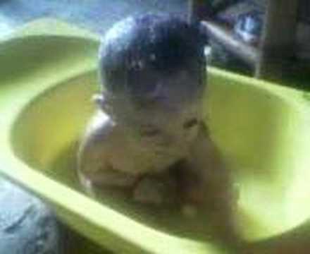 biqi's taking a bath