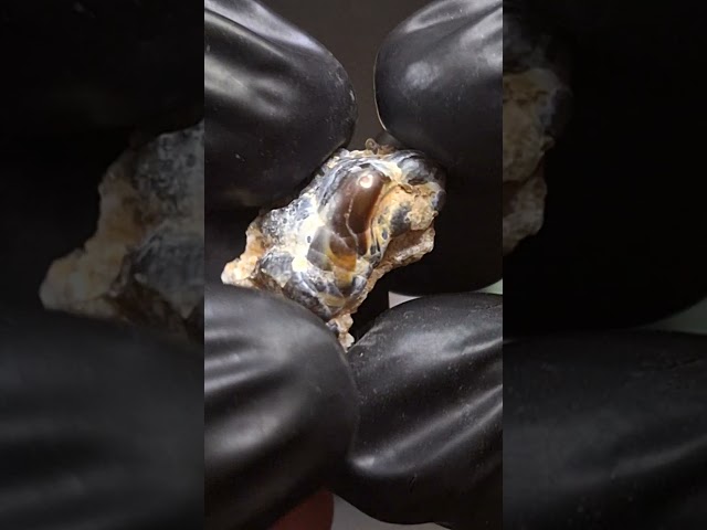 حجر عقيق ناري خام طبيعي تحفة للإقتناء أو الإهداء