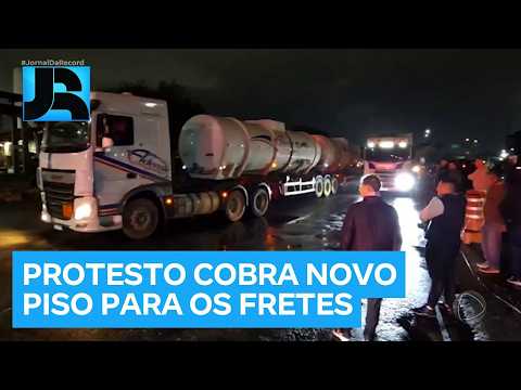 Caminhoneiros paralisam acesso ao Porto de Santos (SP) por votação da MP do Frete