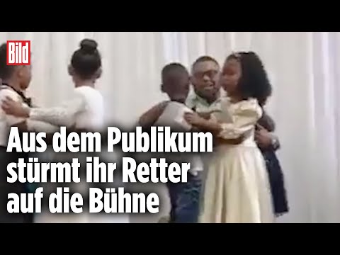 Herzzerreißender Moment: Vater wird bei Schulaufführung zum Helden
