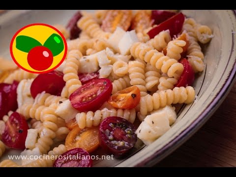Ensalada de pasta con tomates cherry y mozzarella, fría o caliente